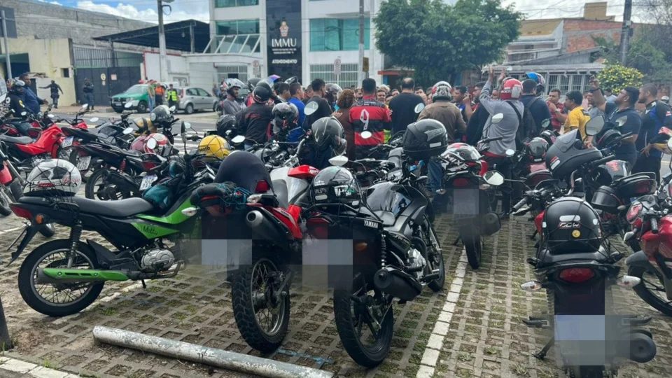Motociclistas protestam em frente ao IMMU após apreensão