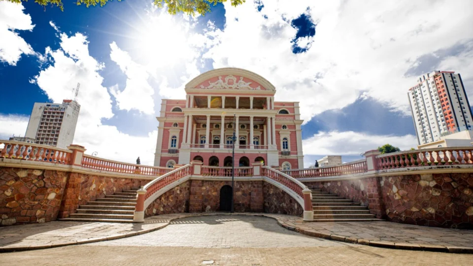 Alunos de escola estadual criam catálogo do Centro Histórico de Manaus