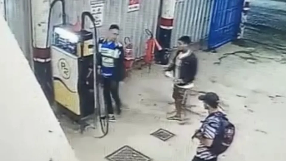 Câmeras de segurança registram assalto em posto de combustível no interior do Amazonas