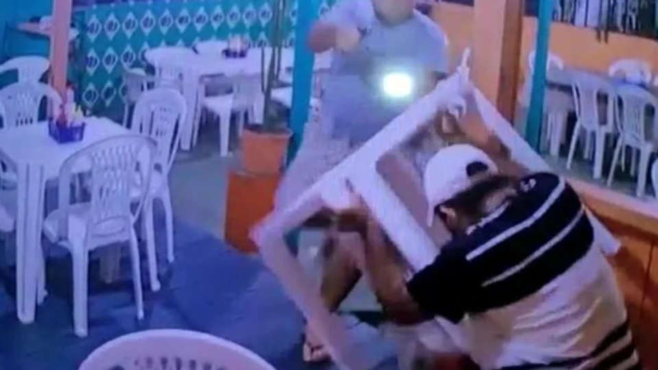 Vídeo mostra homem sendo assassinado em lanchonete no Amazonas