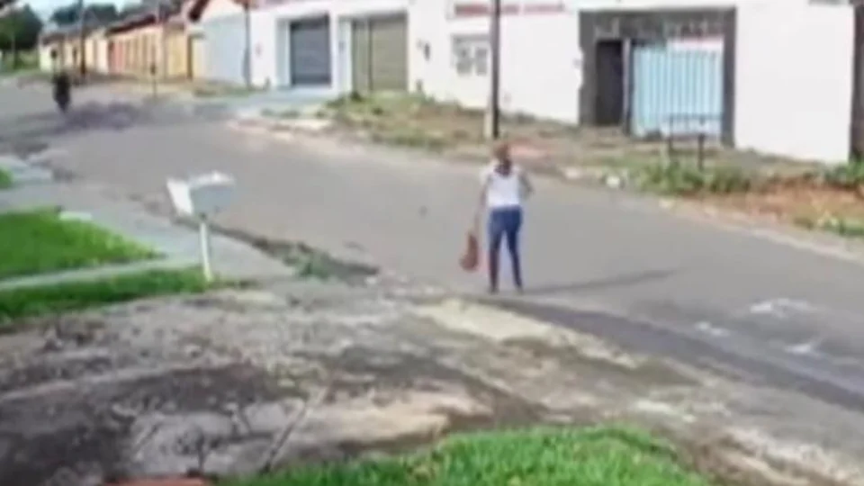VÍDEO: mulher é arrastada por moto durante tentativa de assalto
