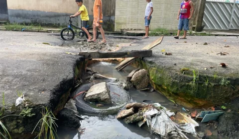 Cratera toma conta de rua na zona Norte de Manaus