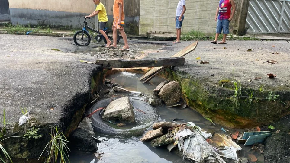 Cratera toma conta de rua na zona Norte de Manaus