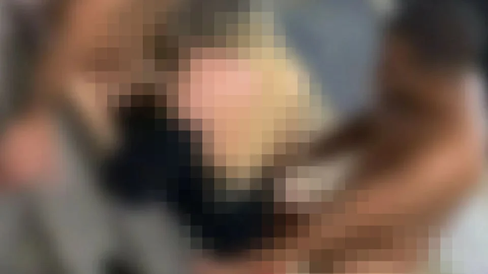 Trisal é detido fazendo sexo em grupo na praia