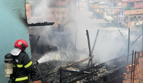 Incêndio destrói casa na zona Oeste