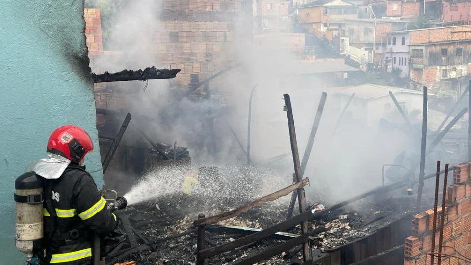 Incêndio destrói casa na zona Oeste