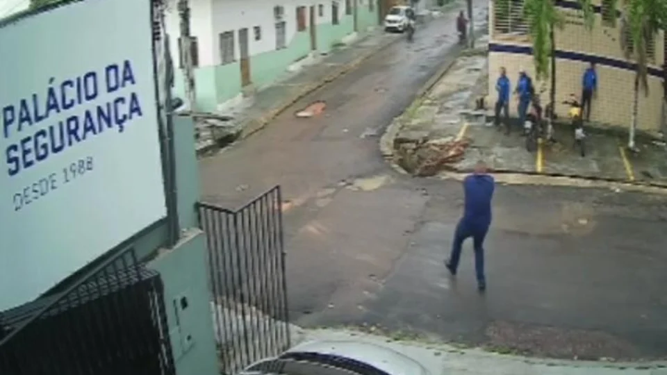 Vídeo mostra momento em que homem leva tiro na cabeça ao reagir a assalto