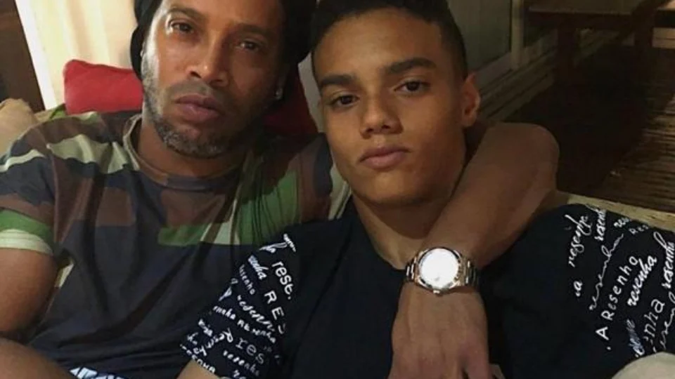 Barcelona confirma contratação de filho de Ronaldinho Gaúcho