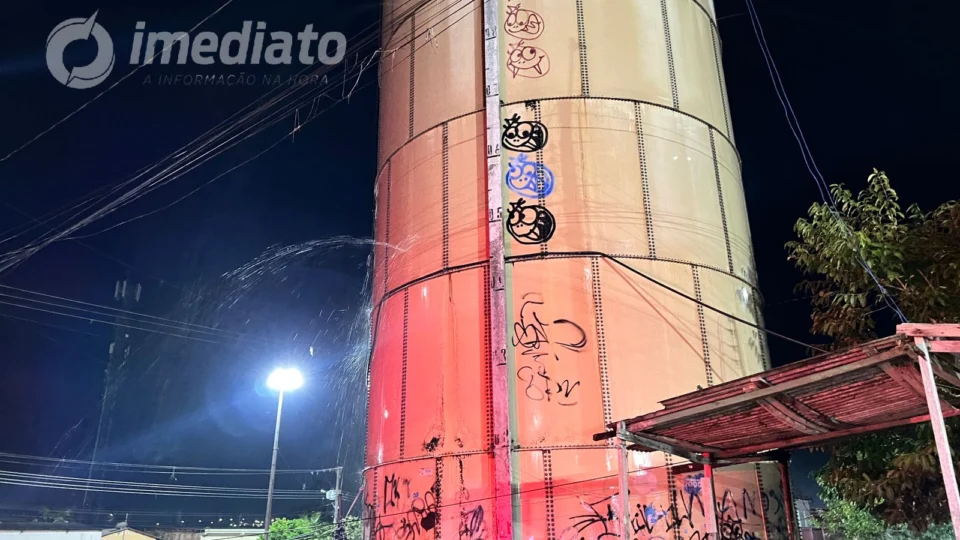 Falta de água em caixa prestes a explodir deixa moradores revoltados no João Paulo