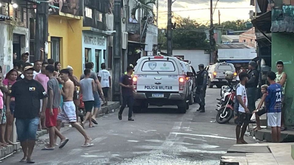 Populares se revoltam com ação policial na Comunidade da Sharp