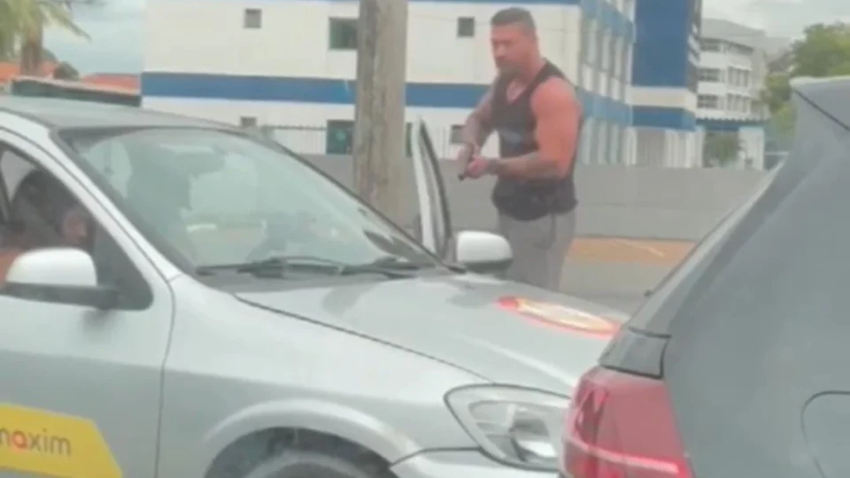 Vídeo mostra homem apontando arma durante briga de trânsito em Boa Vista
