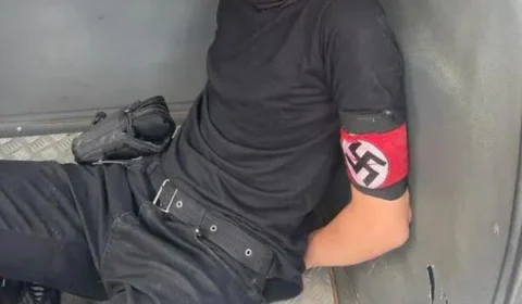 Adolescente armado invade escola e comete atentado terrorista