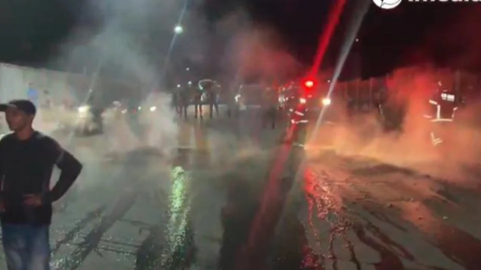 Moradores fazem manifestação na zona Leste