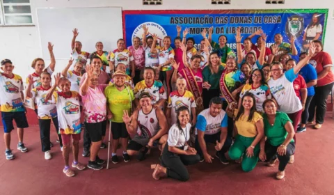 Carnaval na Floresta: idosos abrem desfile do grupo especial de Manaus