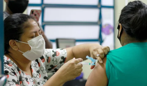 Manaus inicia aplicação da vacina bivalente contra a Covid-19