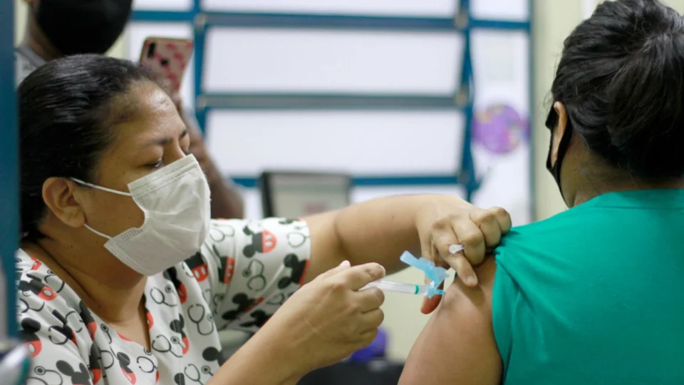 Manaus inicia aplicação da vacina bivalente contra a Covid-19