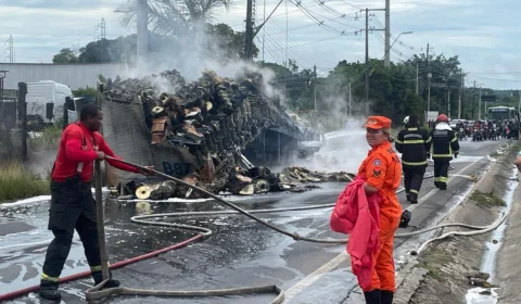 Carreta tomba e pega fogo em avenida de Manaus