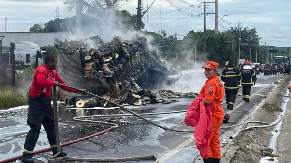 Carreta tomba e pega fogo em avenida de Manaus