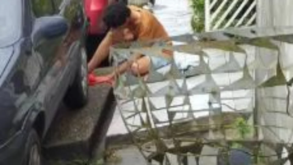 Vendedor ambulante leva tiro no pescoço após reagir assalto