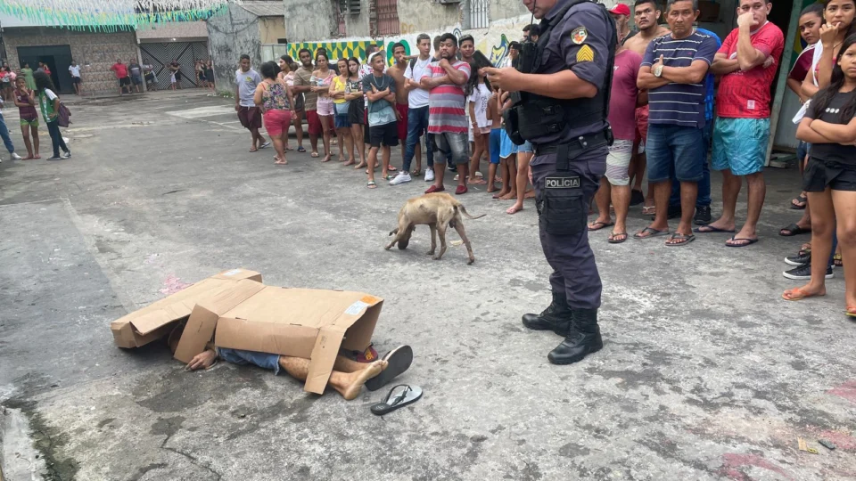 Homem é jogado de carro com mãos amarradas e morto a tiros em Manaus