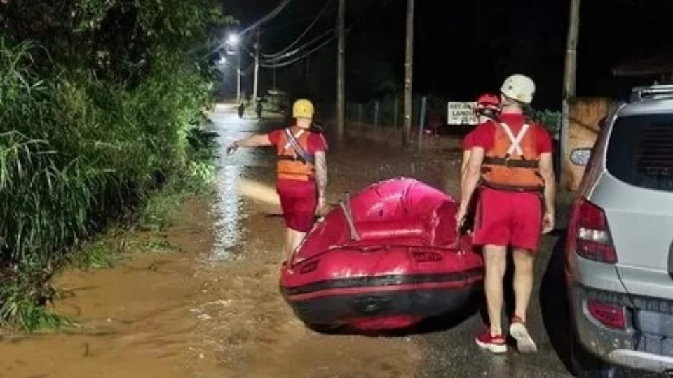 Criança de 7 anos morre soterrada após forte tempestade causar deslizamento de terra