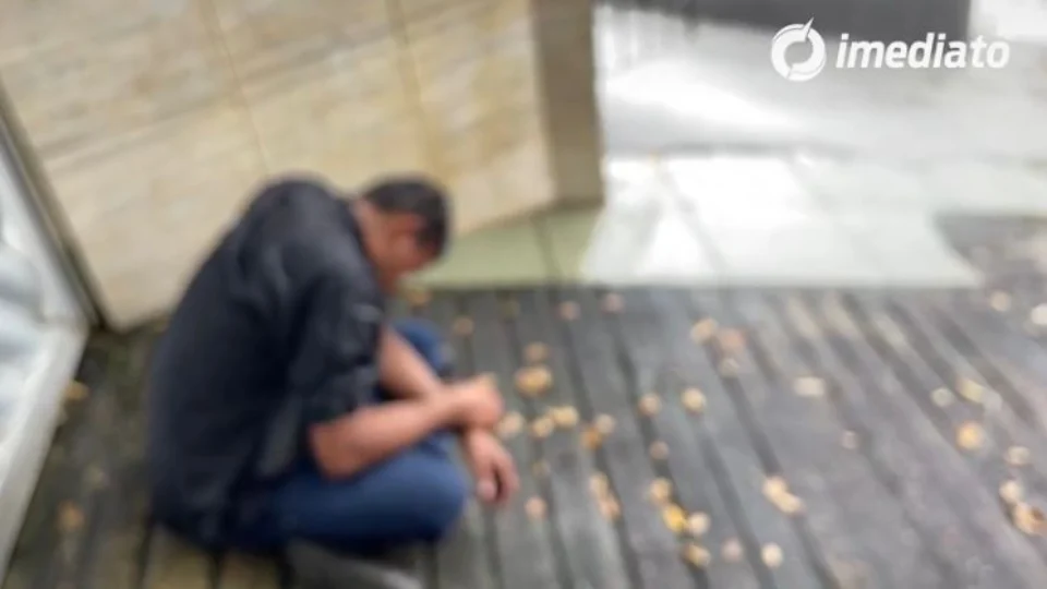 População espanca suspeito de cometer assaltos e homem fica atordoado, em Manaus