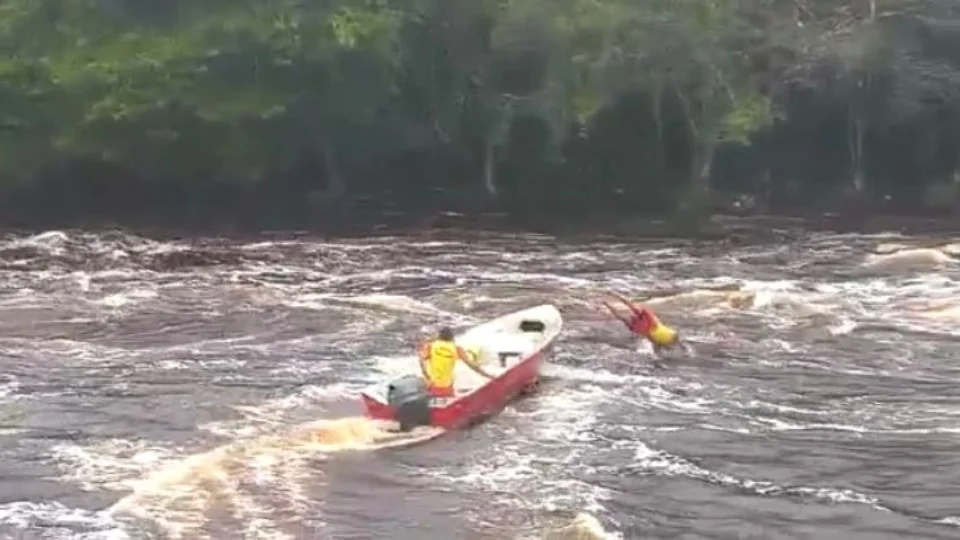 Vídeo registra resgate de turista que se afogava em forte corredeira de Presidente Figueiredo (AM)