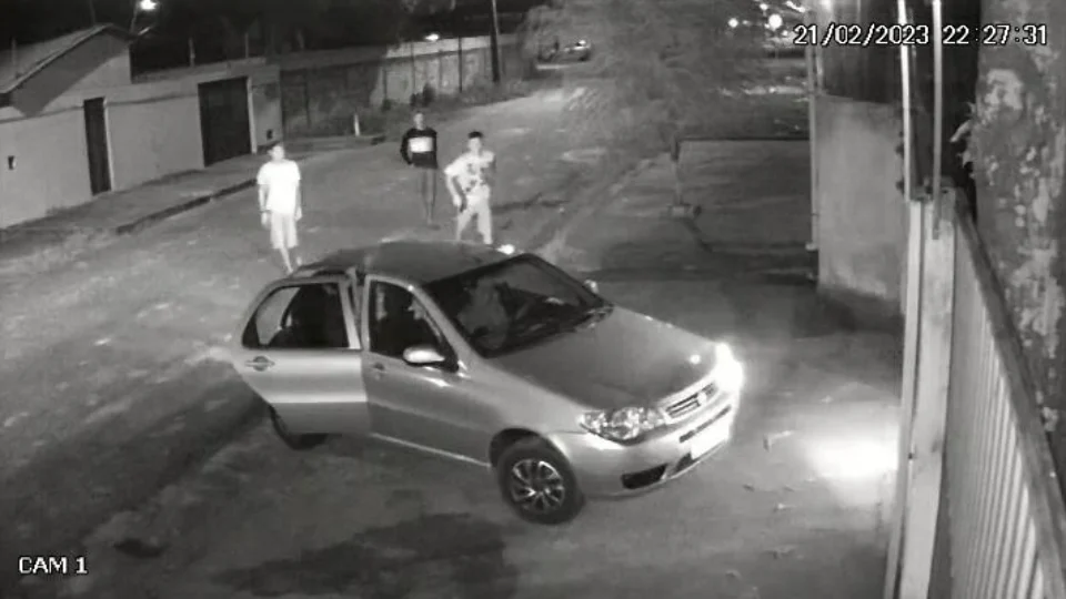 Homens ameaçam família e roubam carro em Boa Vista