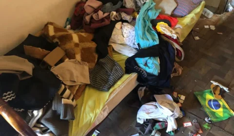 Crianças são encontradas abandonadas em apartamento, mãe estava presa por morte de menino