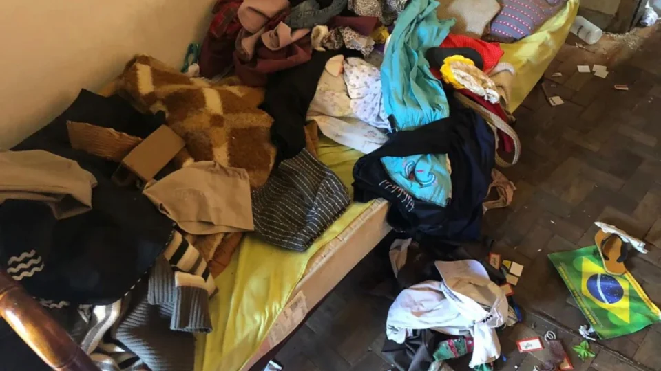 Crianças são encontradas abandonadas em apartamento, mãe estava presa por morte de menino