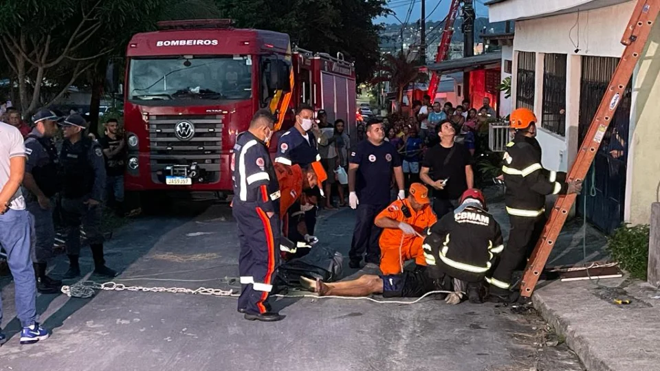 Homem morre pendurado em poste após descarga elétrica na zona Norte