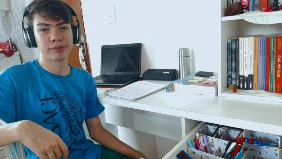 Mais de 200 alunos da rede pública alcançaram notas acima de 800 na redação do Enem no Amazonas