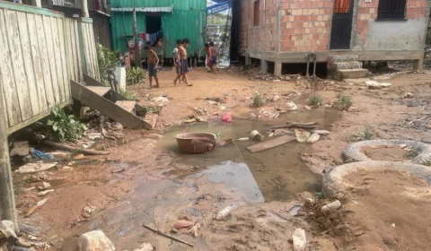 Moradores estão morando em cima de lama por péssimas condições de beco