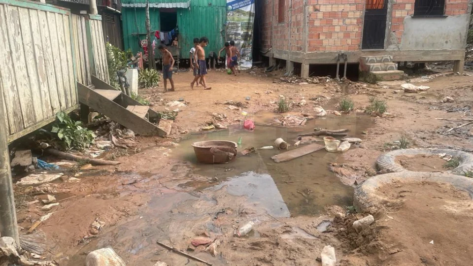 Moradores estão morando em cima de lama por péssimas condições de beco