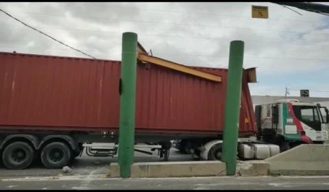 Carreta fica presa em limitador de altura de passagem de nível na zona Centro-sul