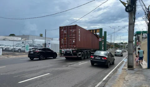 Carreta bate em limitador de altura no bairro Chapada e área será interditada para ações da Seminf
