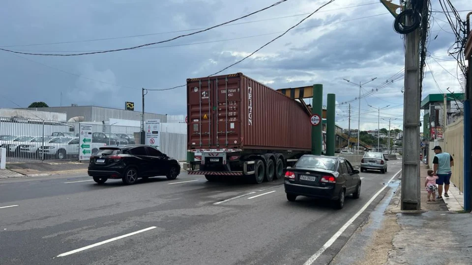 Carreta bate em limitador de altura no bairro Chapada e área será interditada para ações da Seminf