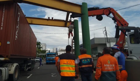 Condutor que bateu carreta contra limitador de altura foi autuado, diz prefeitura de Manaus