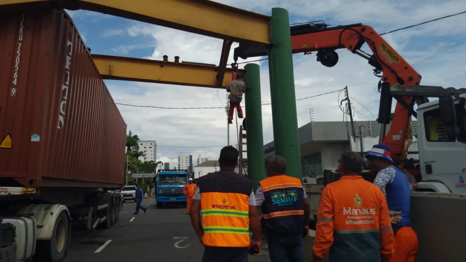 Condutor que bateu carreta contra limitador de altura foi autuado, diz prefeitura de Manaus
