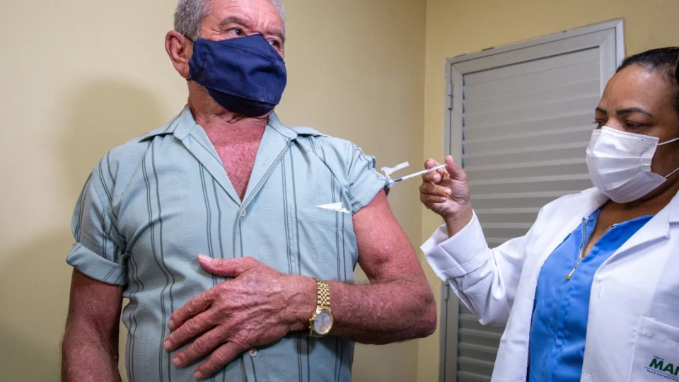 Mais de 10 mil doses da vacina bivalente já foram aplicadas em Manaus