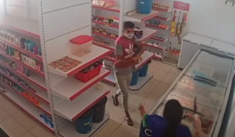 Funcionária com facão ataca ladrão armado e consegue impedir roubo
