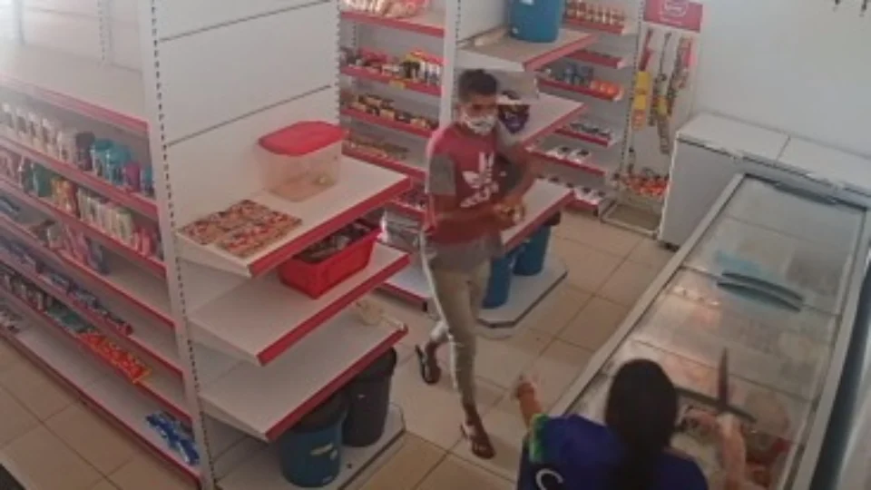 Funcionária com facão ataca ladrão armado e consegue impedir roubo