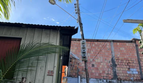 Moradores denunciam poste que apresenta curto circuito e que está prestes a cair sobre residência