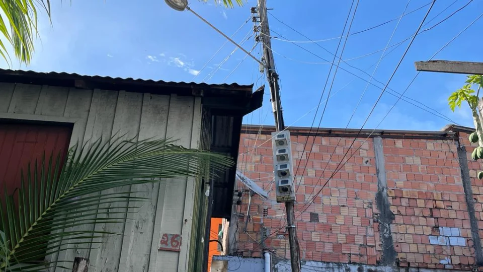 Moradores denunciam poste que apresenta curto circuito e que está prestes a cair sobre residência