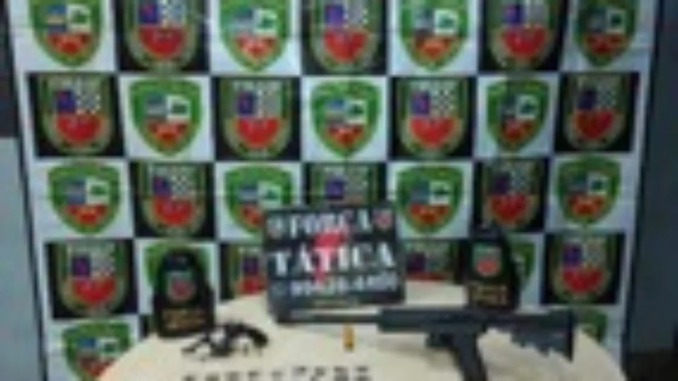 Suspeitos fogem da polícia mas deixam arsenal e drogas para trás na zona Oeste de Manaus