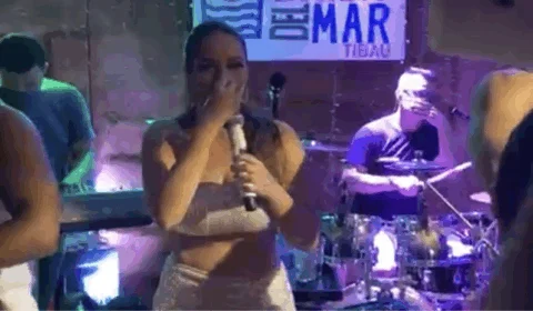 VÍDEO: cantora se desconcentra e interrompe show por causa de peido