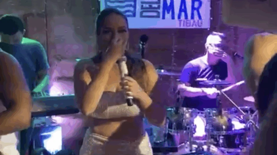 VÍDEO: cantora se desconcentra e interrompe show por causa de peido