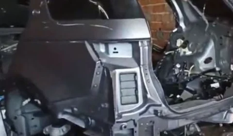 Carro de luxo do cantor Péricles é encontrado pela polícia em desmanche