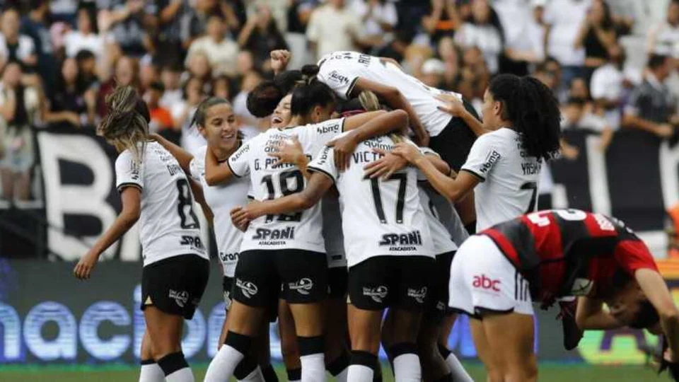 Corinthians goleia o Flamengo e é campeão da Supercopa Feminina