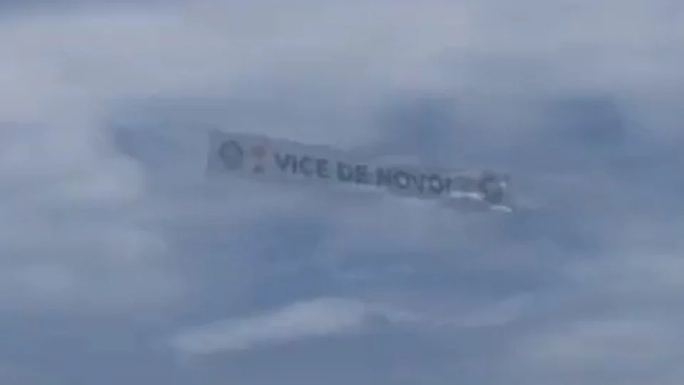 ‘Vice de novo’: Palmeirenses provocam Flamengo com faixa em avião